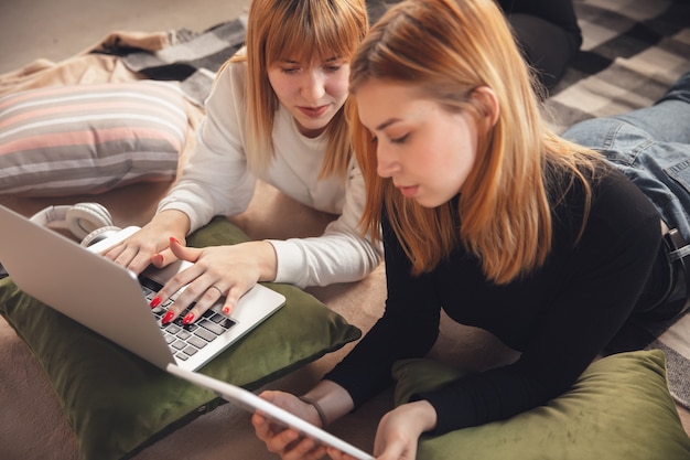 Foto junge freunde mit gadgets