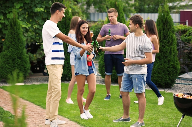 Junge Freunde mit Grillparty im Garten