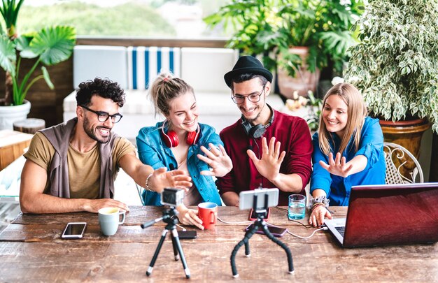 Junge Freunde Startupper Gruppe haben Spaß auf Streaming-Plattform mit Webcam - Fokus auf zentrale Gesichter