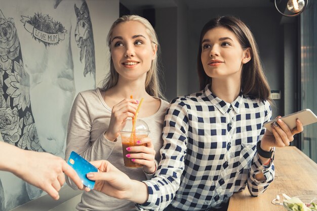 Junge Freundinnen in einer Café-Freizeit