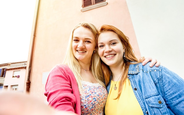 Junge Freundinnen machen Selfie in der Altstadt