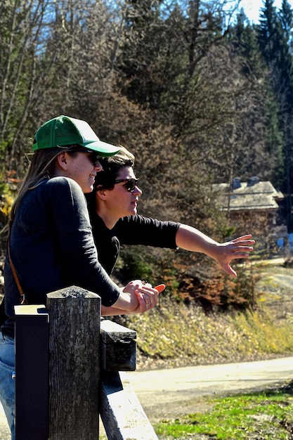 Foto junge freundinnen stehen am geländer