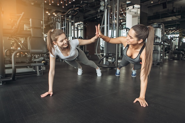 Junge Freundinnen trainieren im Fitnessstudio