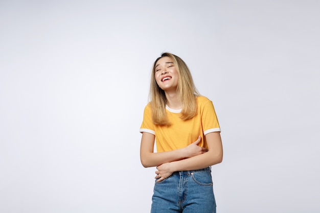 Junge freundliche Asiatin mit dem smileygesicht getrennt auf weißem Hintergrund.