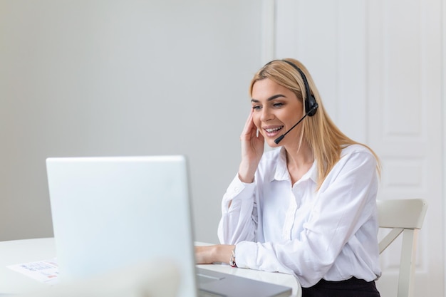 Junge freundliche Betreiberin Agentin mit Headsets Schöne Geschäftsfrau mit Mikrofon-Headset, die im Büro als Telemarketing-Kundenservice-Agent-Call-Center-Job-Konzept arbeitet