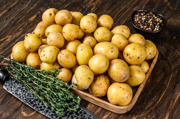 Junge ganze Babykartoffeln in einem Holztablett.