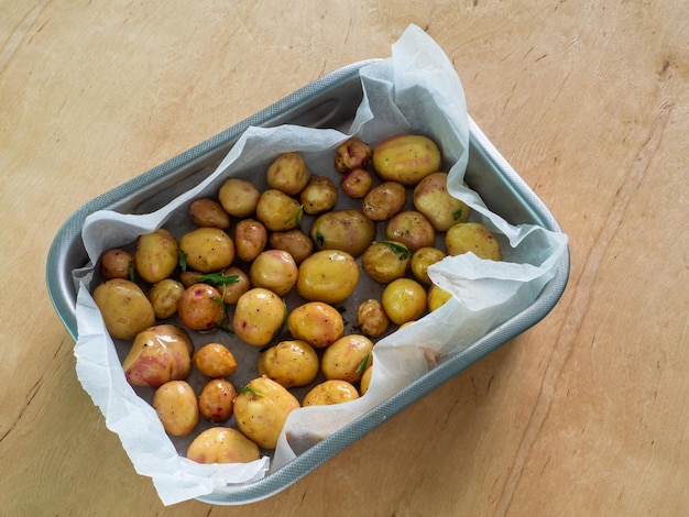 Junge ganze Kartoffeln mit Gemüse im Backblech