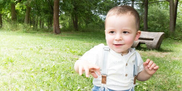 Junge geht im Park spazieren