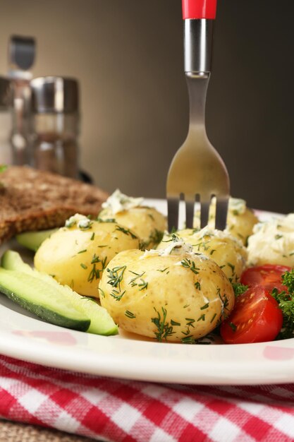 Junge gekochte Kartoffeln auf dem Tisch hautnah