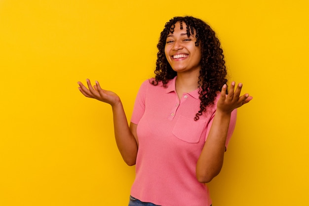 Junge gemischte Rasse Frau isoliert auf gelb freudig lachen viel. Glück-Konzept.