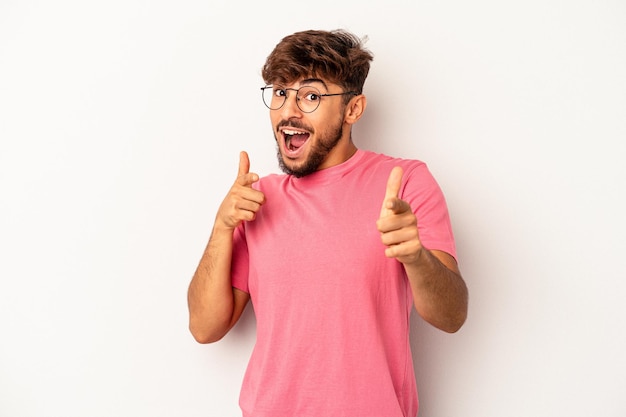 Junge gemischte Rasse Mann auf grauem Hintergrund isoliert fröhlich lächelt nach vorne zeigend.