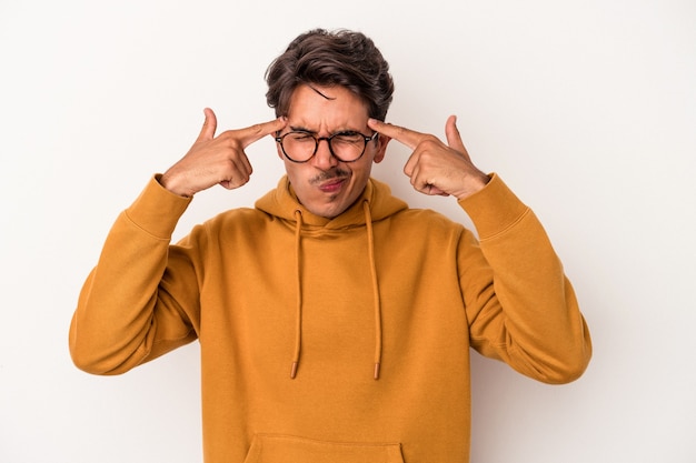 Junge gemischte Rasse Mann isoliert auf weißem Hintergrund konzentriert sich auf eine Aufgabe und hält Zeigefinger zeigenden Kopf.