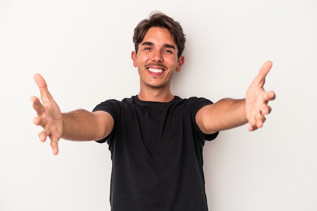 Junge gemischte Rasse Mann isoliert auf weißem Hintergrund mit einem willkommenen Ausdruck.