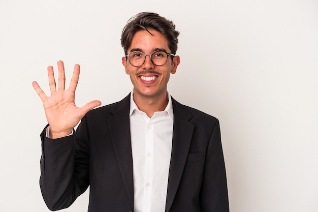 Junge gemischte Rennen Geschäftsmann isoliert auf weißem Hintergrund lächelnd fröhlich zeigt Nummer fünf mit den Fingern.