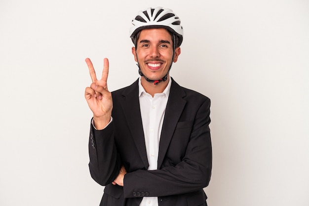 Junge gemischte Rennen Geschäftsmann trägt einen Fahrradhelm isoliert auf weißem Hintergrund zeigt Nummer zwei mit den Fingern.