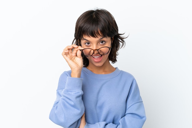 Junge gemischtrassige Frau isoliert auf weißem Hintergrund mit Brille mit glücklichem Ausdruck