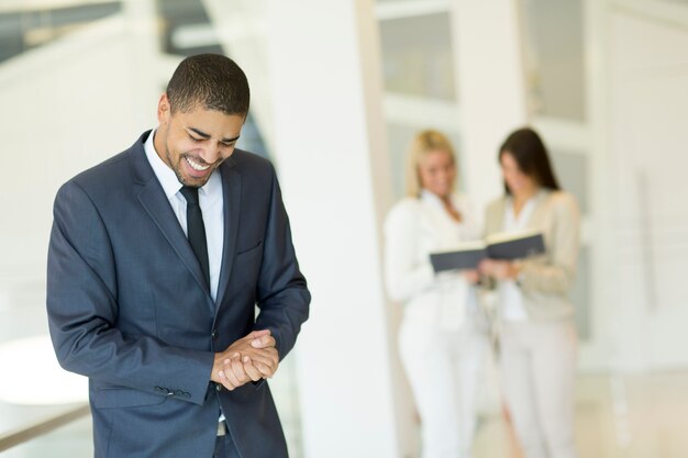 Junge gemischtrassige Leute, die im Büro arbeiten