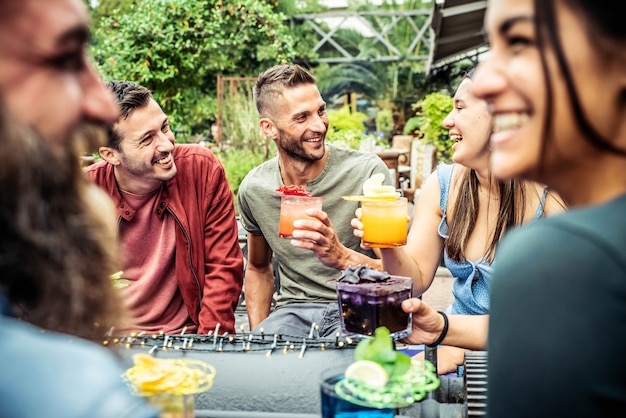 Junge gemischtrassige Leute hängen rum und stoßen Getränke im Bar-Restaurant an?