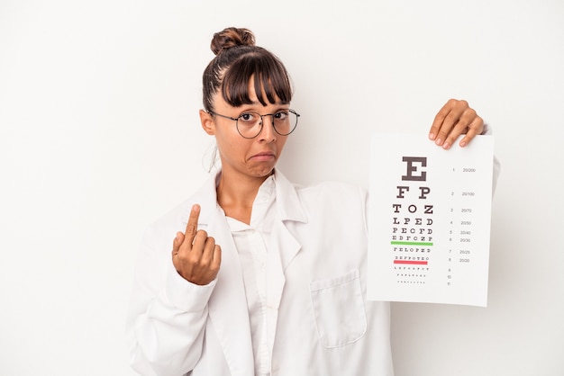 Junge gemischtrassige Optikerfrau, die einen Test auf weißem Hintergrund durchführt und mit dem Finger auf Sie zeigt, als ob sie einladen würde, näher zu kommen.