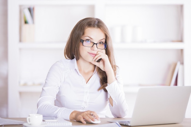 Junge Geschäftsfrau am Arbeitsplatz