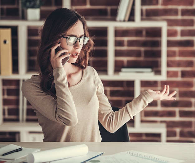 Junge geschäftsfrau arbeitet