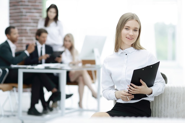 Junge Geschäftsfrau, die Dokument in seinem Büro liest