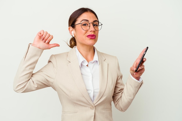 Junge Geschäftsfrau, die einen Handy lokalisiert auf weißem Hintergrund hält