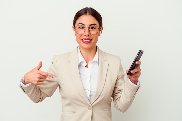 Junge Geschäftsfrau, die einen Handy lokalisiert auf weißem Hintergrund hält