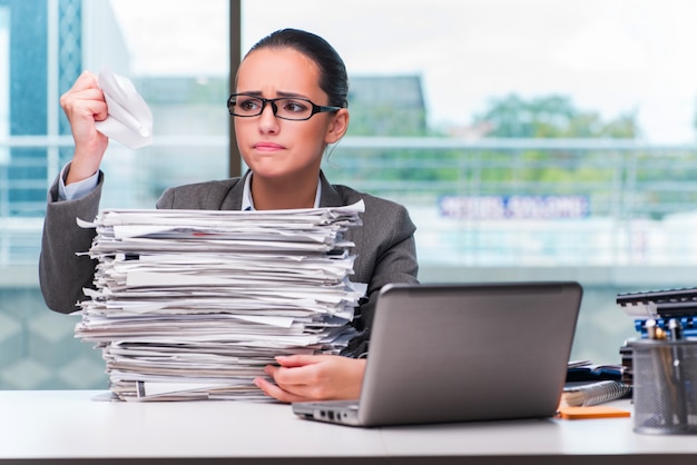 Junge Geschäftsfrau, die im Büro arbeitet