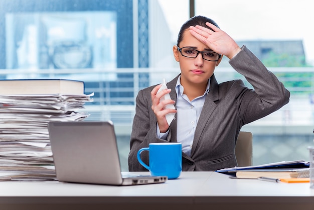 Junge Geschäftsfrau, die im Büro arbeitet