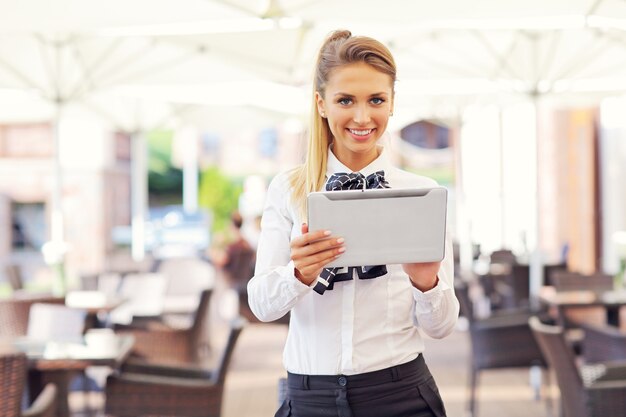 junge Geschäftsfrau, die im Café arbeitet