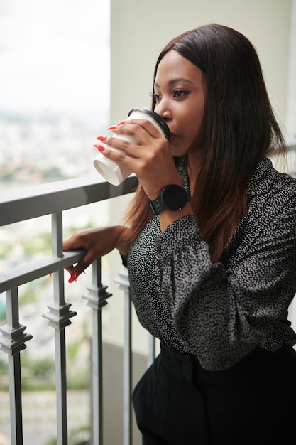 Junge Geschäftsfrau, die Kaffee trinkt