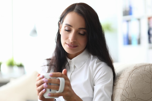 Junge Geschäftsfrau, die Kaffeepause hat