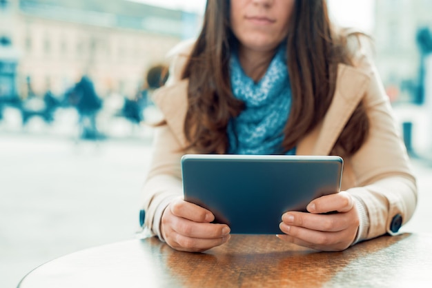 Junge Geschäftsfrau, die Tablette überprüft