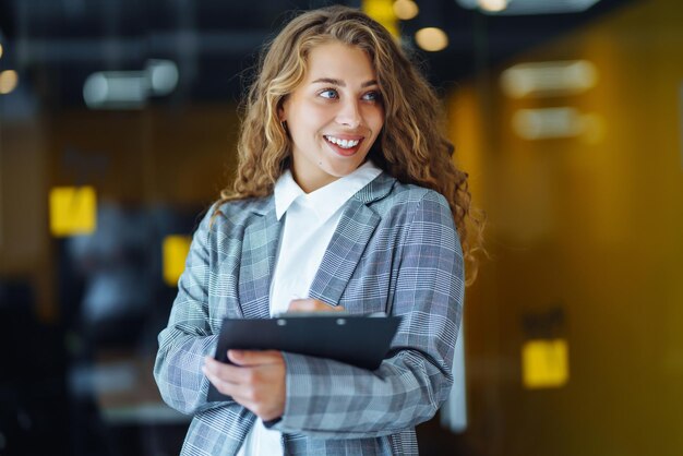 Foto junge geschäftsfrau ein bürogebäudeflur unternehmerin people business freelance