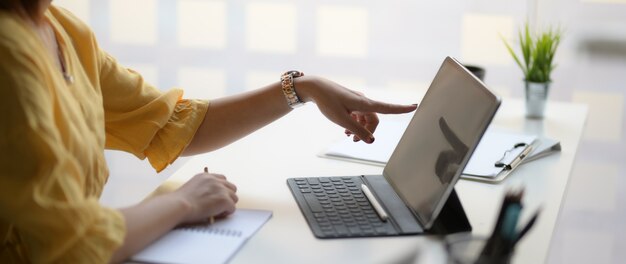 junge Geschäftsfrau erklärt ihren Arbeitsprozess