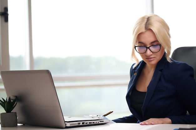 Junge Geschäftsfrau im Büro