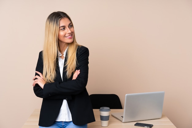 Junge Geschäftsfrau in einem Büro lachend