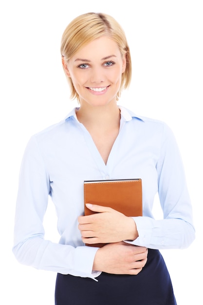 Junge Geschäftsfrau mit braunem Buch auf weißem Hintergrund