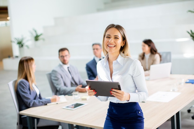 Junge Geschäftsfrau mit digitalem Tablet im Büro