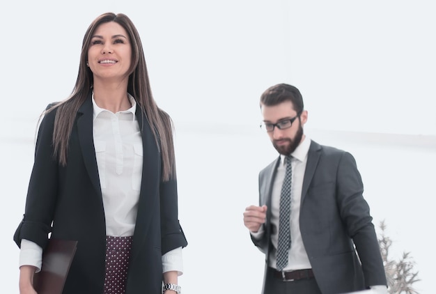 Junge Geschäftsfrau mit Dokumenten, die im Büro stehen