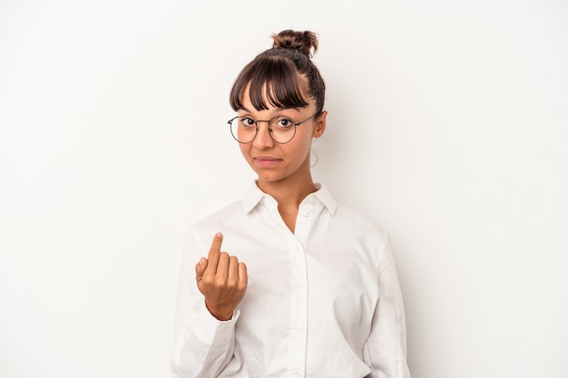 Junge Geschäftsfrau mit gemischten Rassen isoliert auf weißem Hintergrund, die mit dem Finger auf Sie zeigt, als ob sie einladen würde, näher zu kommen.