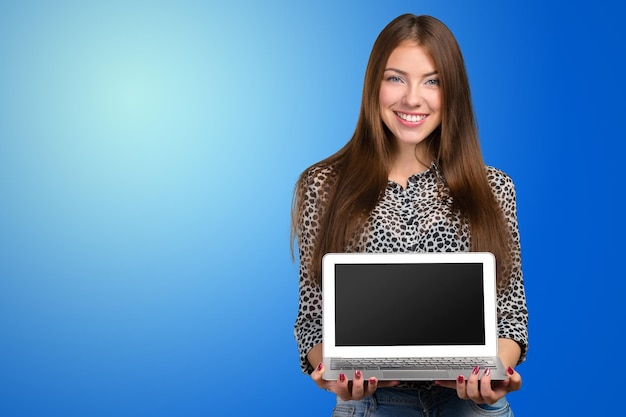 Foto junge geschäftsfrau mit laptop