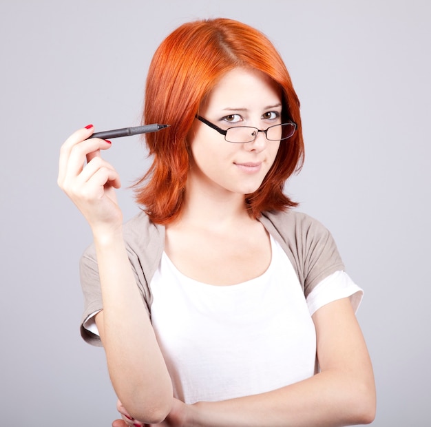 Junge Geschäftsfrau mit Stift in der Hand