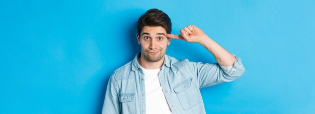 Foto junge geschäftsfrau steht vor blauem hintergrund