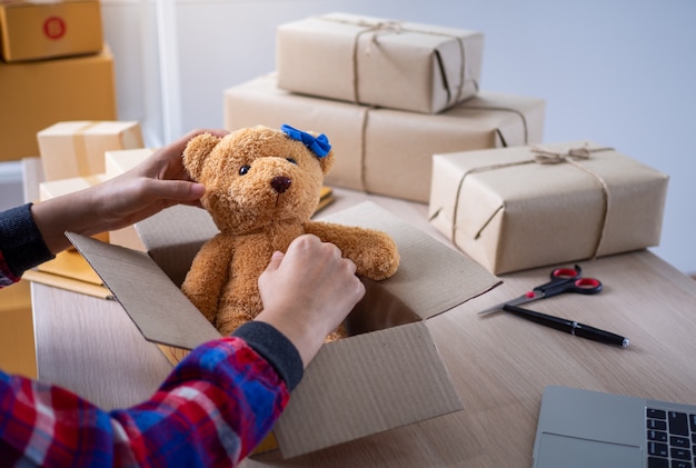 Junge Geschäftsfrauen bereiten Kisten vor, um Produkte an Online-Käufer zu liefern.