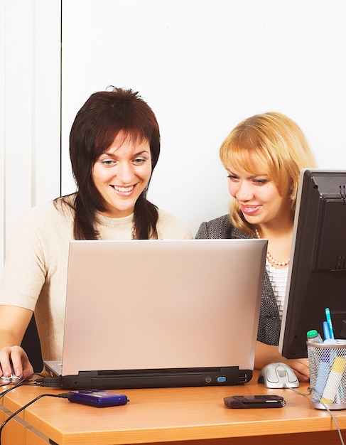 Junge Geschäftsfrauen, die im Büro arbeiten