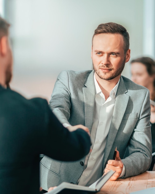 Junge Geschäftsleute bestätigen den Deal per Handschlag