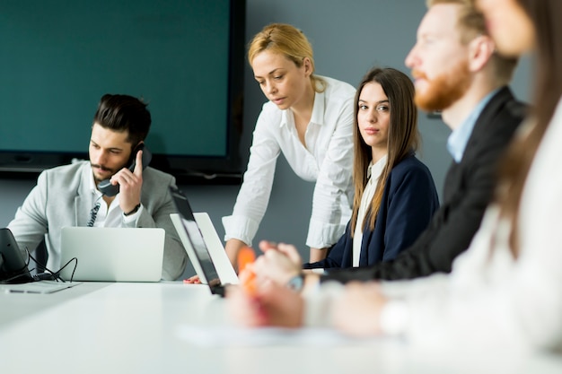 Junge Geschäftsleute, die als Team arbeiten