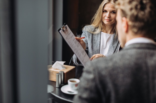 Junge Geschäftsleute, die ein Treffen in einem Café haben